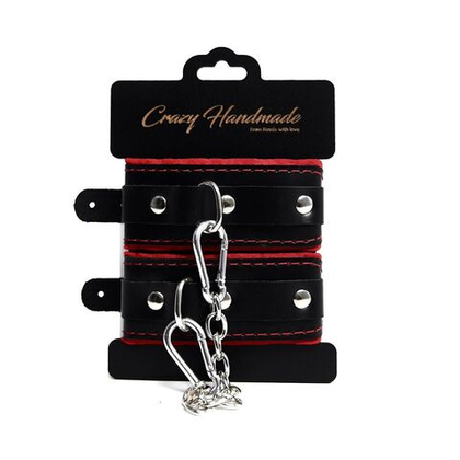 Черные наручники с красной подкладкой, строчками и скругленными ремешками