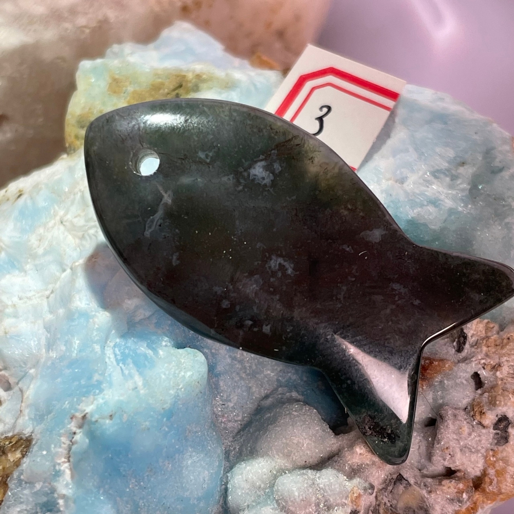 37076 Агат моховой Кулон Рыбка фигурка 40мм