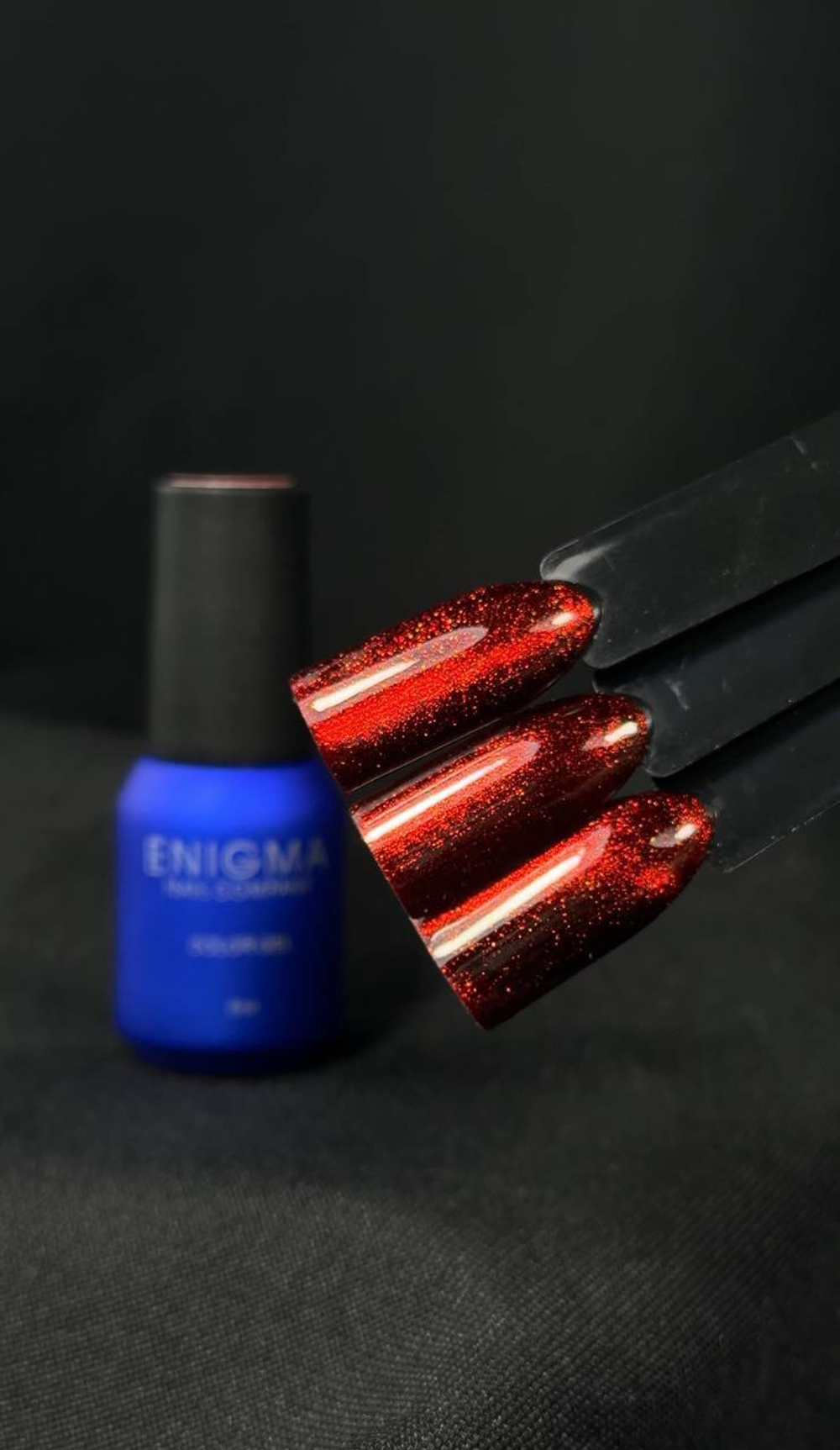 Гель-лак с эффектом кошачий глаз ENIGMA Red Cat 6 мл.