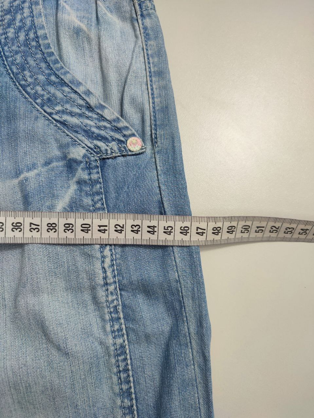 Джинсы с потертостями 42 размер