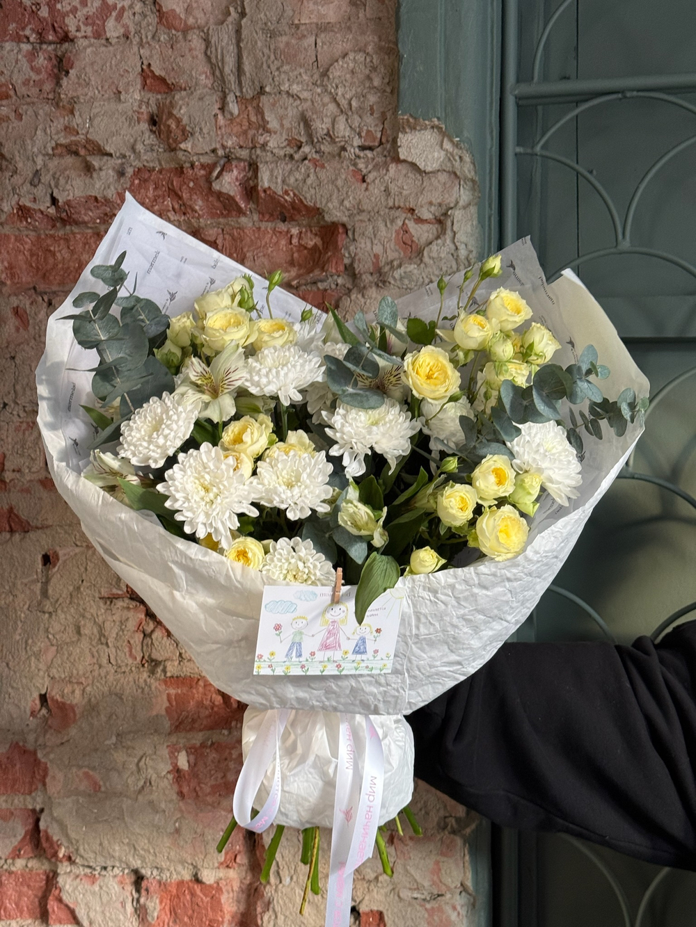 Букет из кустовой пионовидной розы, альстромерии, эвкалипта и хризантемы