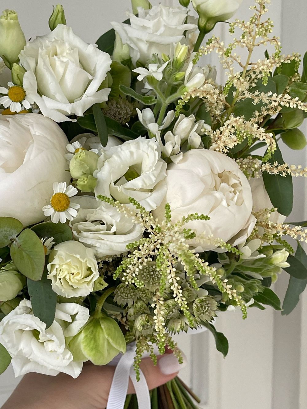 Свадебный букет из пионов, оксипеталума, ромашки, лизиантуса и эвкалипта