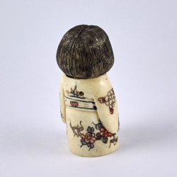 Нэцкэ Гейша с цветами