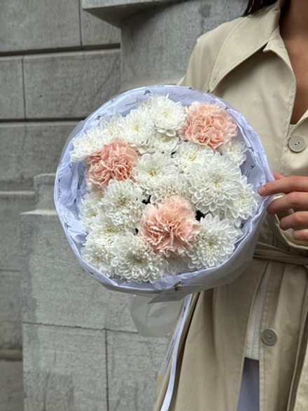 Букет сборный из хризантемы и диантусов