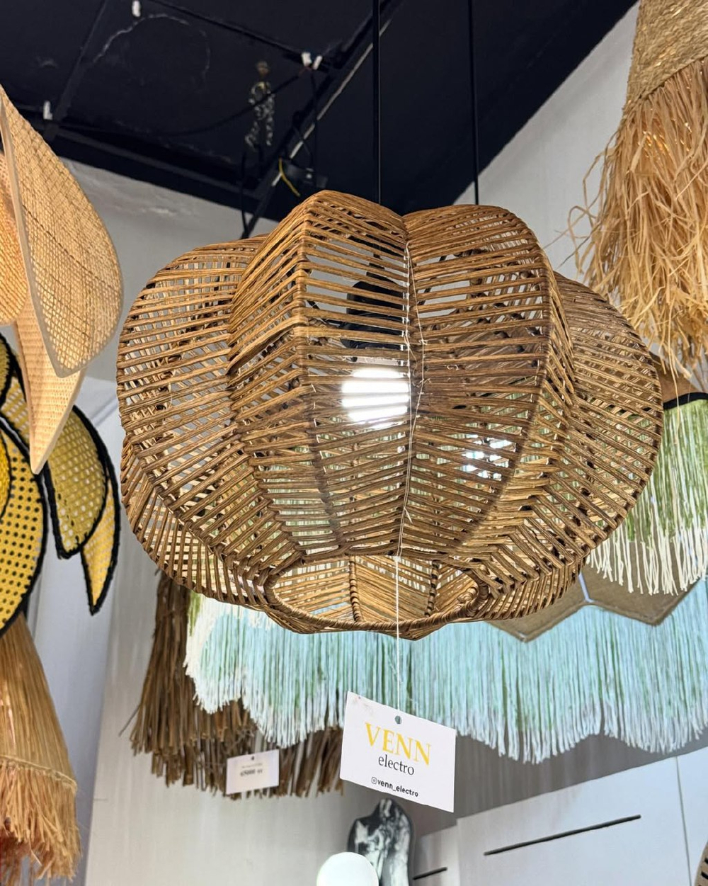 Изящная подвесная люстра из натурального ротанга с лепестковой формой.