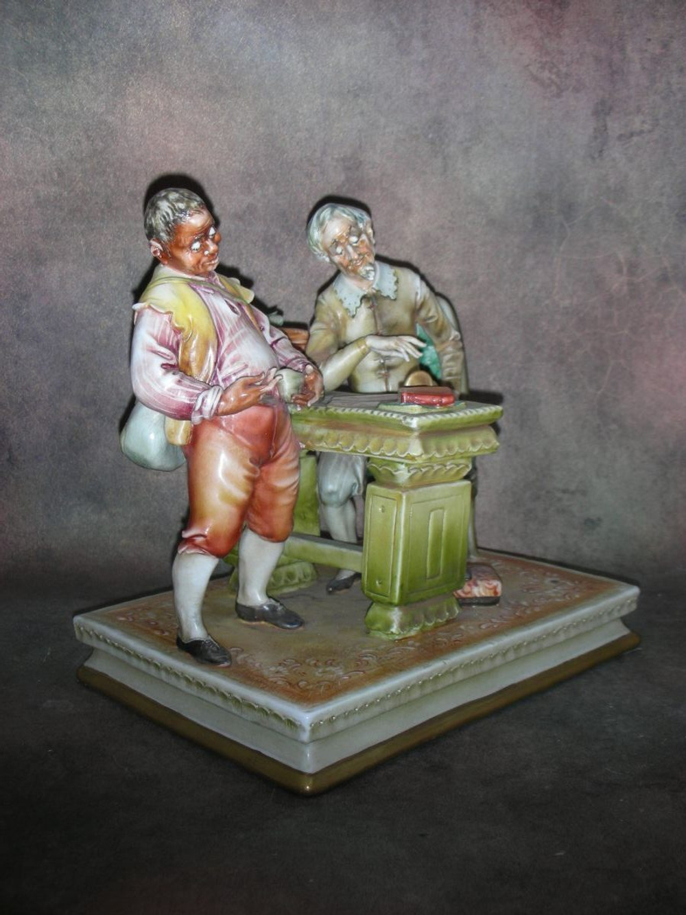 Статуэтка. Фарфор. У ростовщика. Capodimonte. Италия