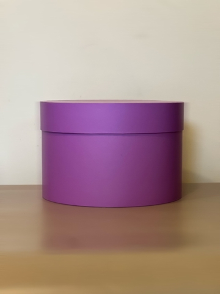 Короткая круглая коробка 22,5 см . Цвет: Лиловый   . Розница 350 рублей .