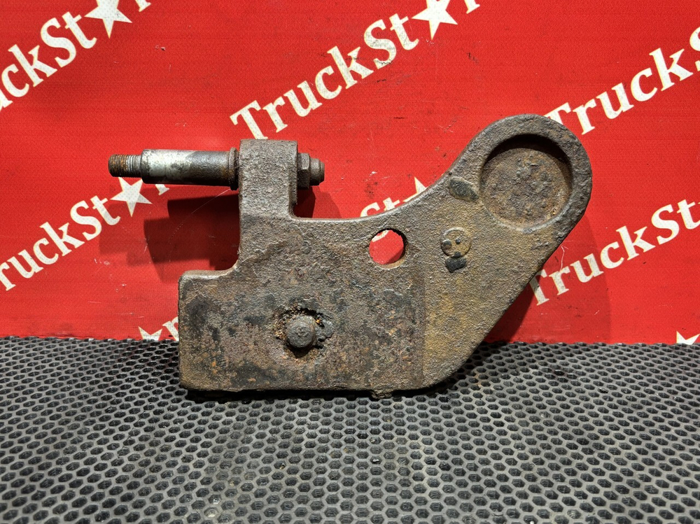 Кронштейн амортизатора нижний правый