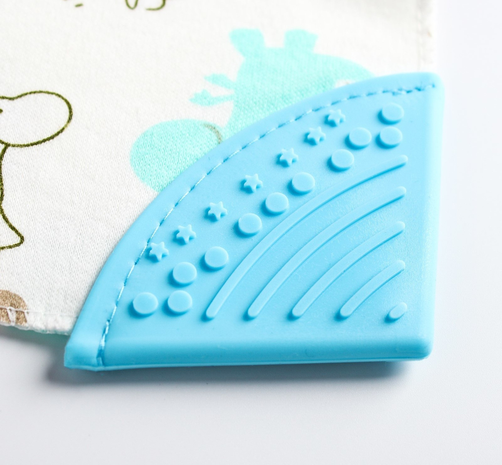 4405121 Нагрудник с прорезывателем, цвет голубой МИКС