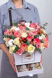 Шкатулка с цветами и клубникой в бельгийском шоколаде