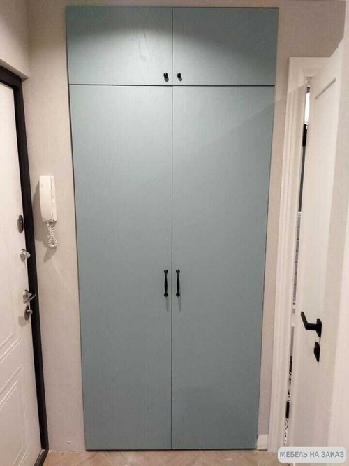 Шкаф встроенный в нишу для прихожей