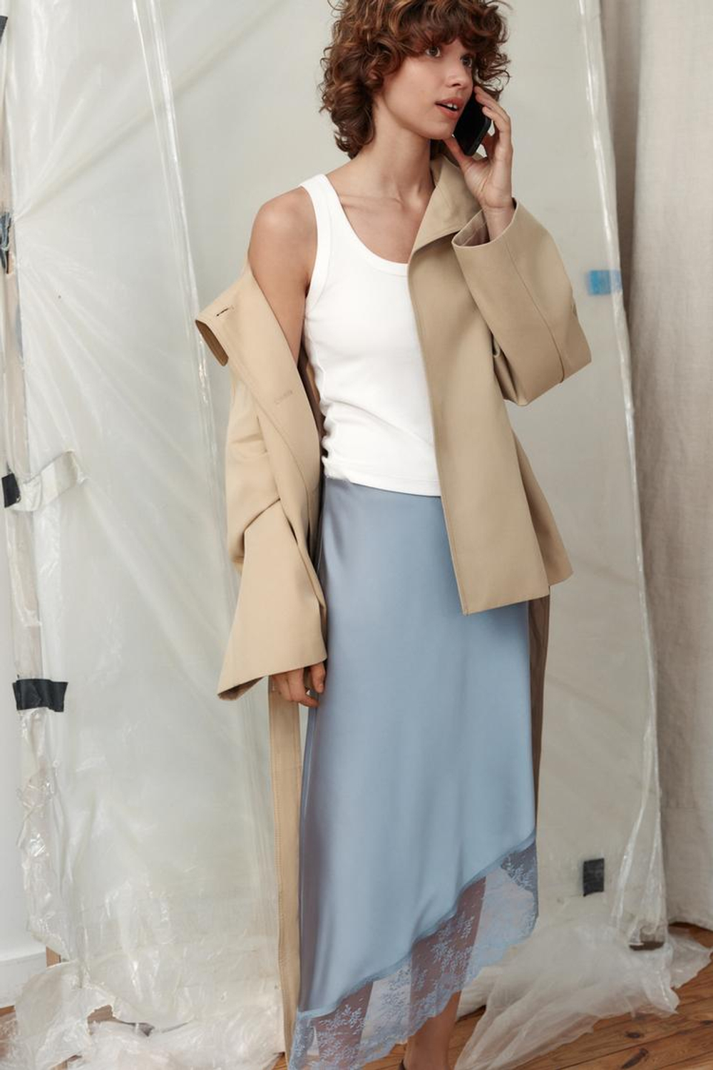 ZARA АТЛАСНАЯ ЮБКА МИДИ АСИММЕТРИЧНОГО КРОЯ С КРУЖЕВОМ, СЕРО-СИНИЙ