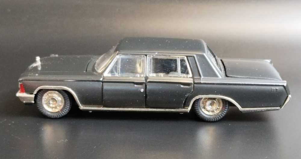 Модель автомобиля ЗИЛ-117 в родной коробке в масштабе 1:43, композитный материал, Саратовский завод "Тантал", СССР, 1982-1987 гг.