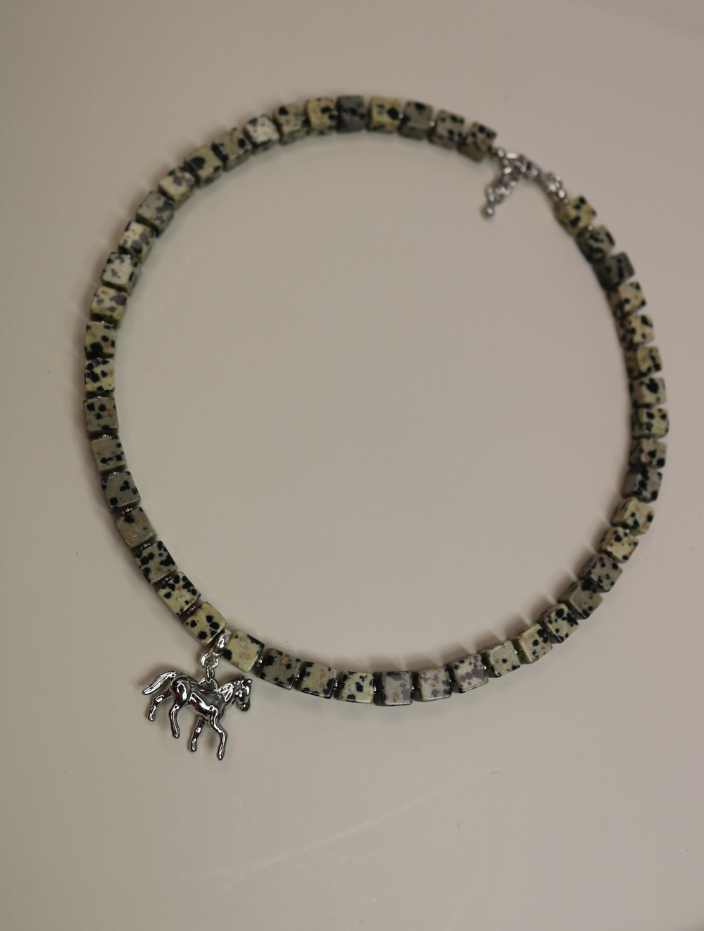 Чокер из далматиновой яшмы "Пятнистый аллюр"