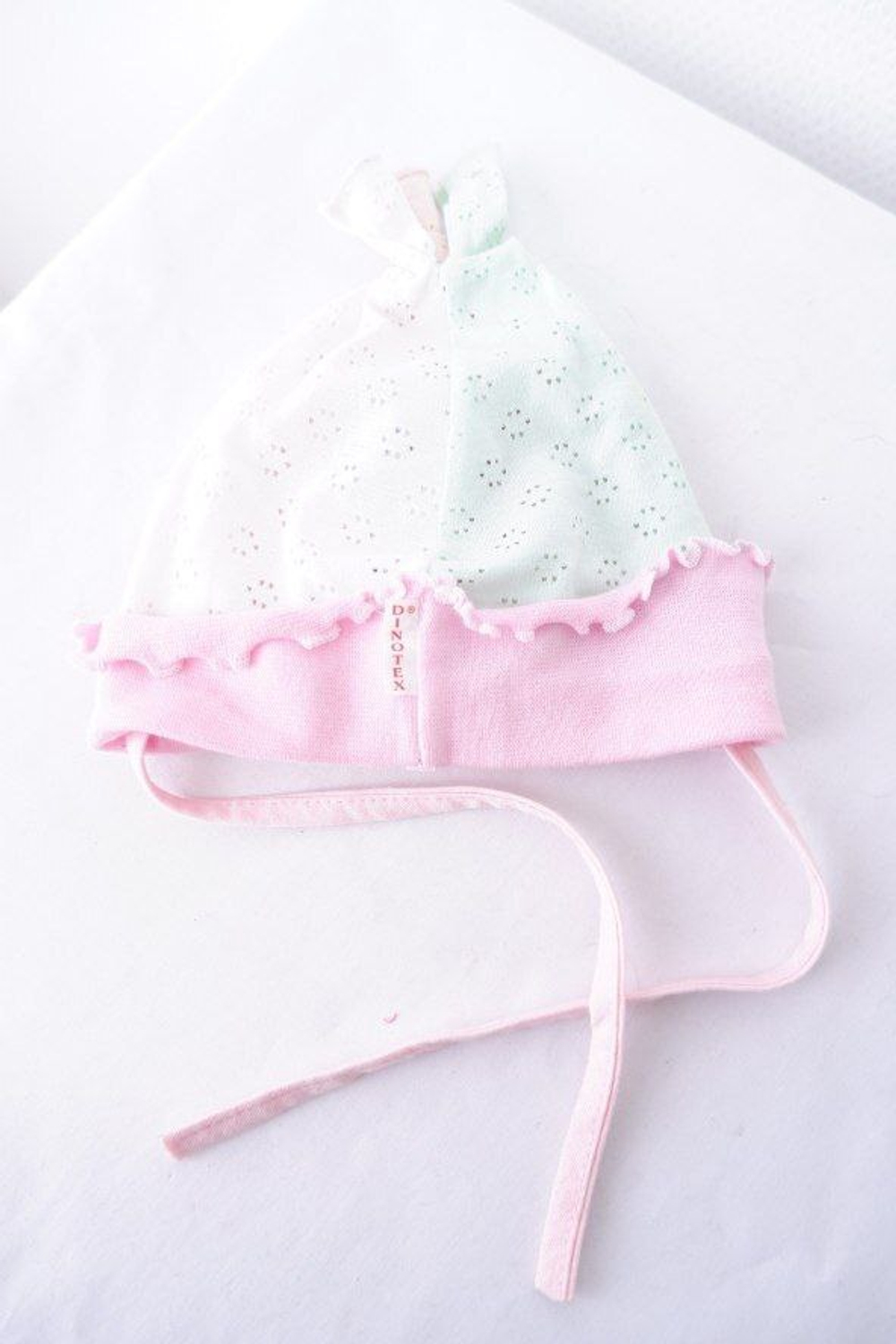 Шапка из хлопка на завязках для новорожденного