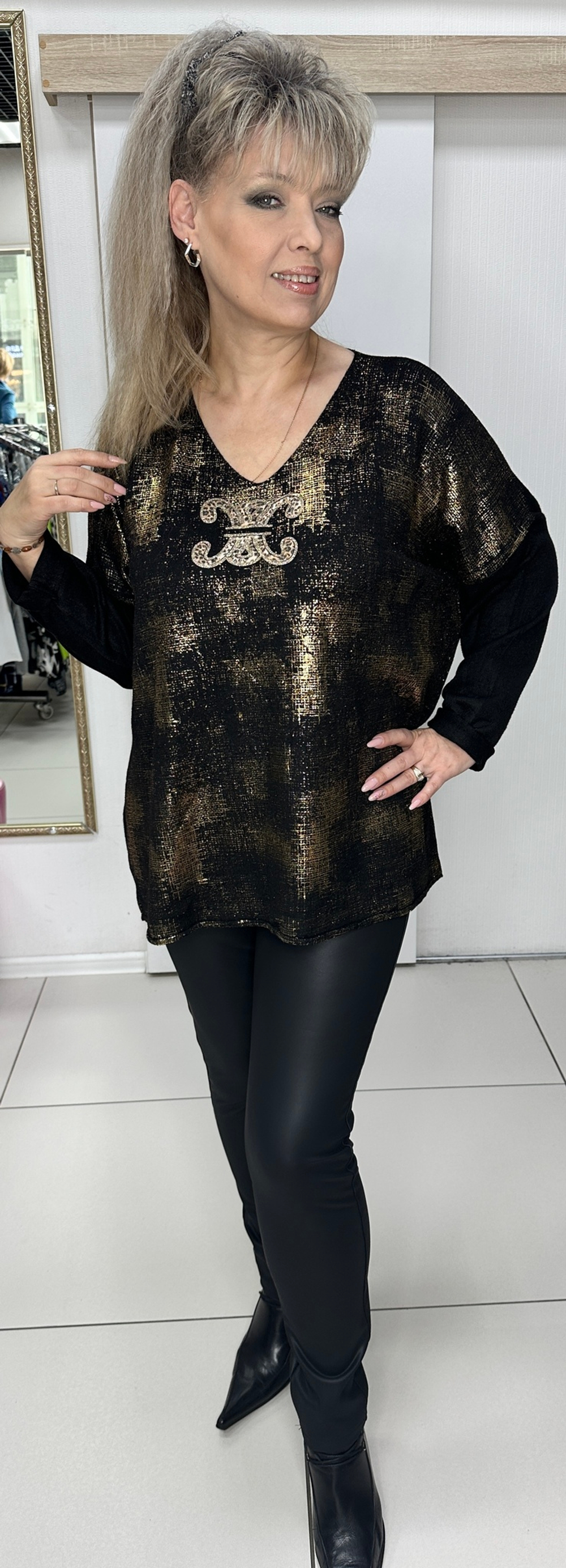 Черный джемпер-туника с блестящим напылением и эмблемой