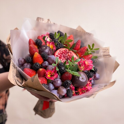 Фруктовый букет из граната, маракуйи, винограда, ежевики, клубники и альстромерии