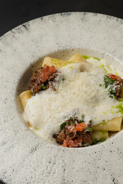 Паста Ригатони с говяжьим ребром и с муссом пармезан