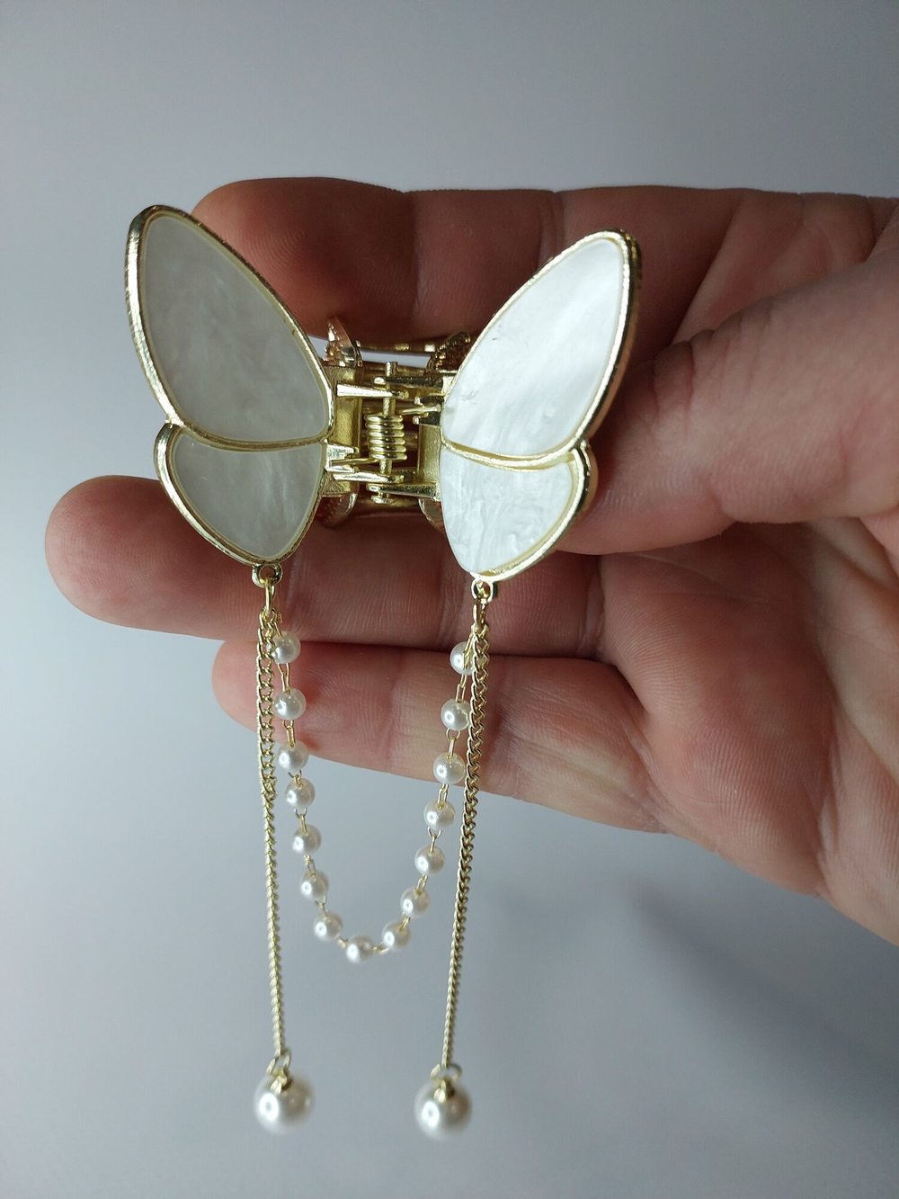 Перламутровый краб-бабочка для волос с  кисточками. Цвет белый