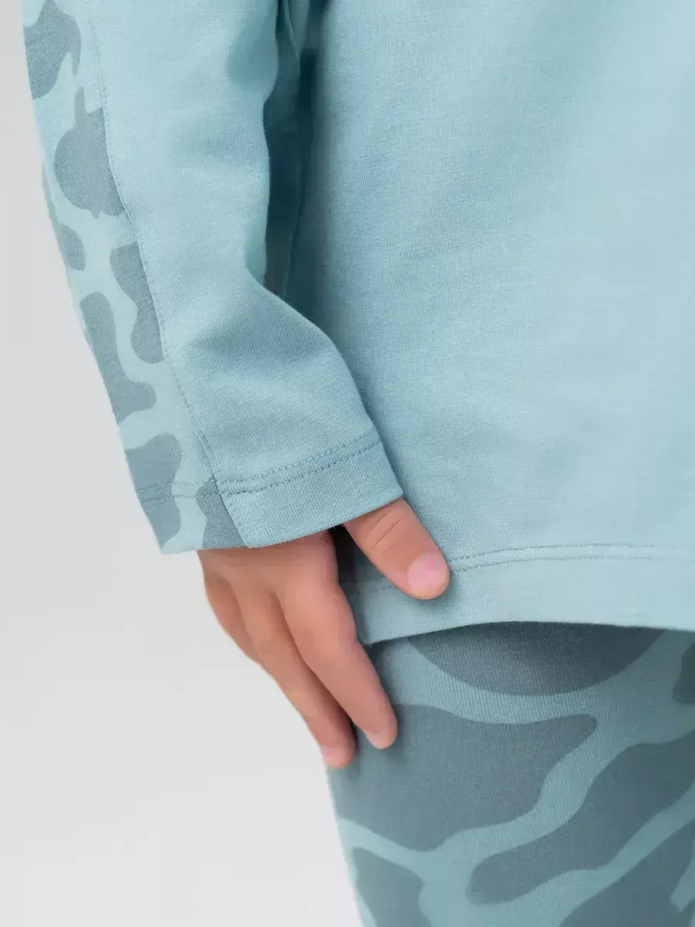 Зеленый костюм для девочки на весну с леггинсами