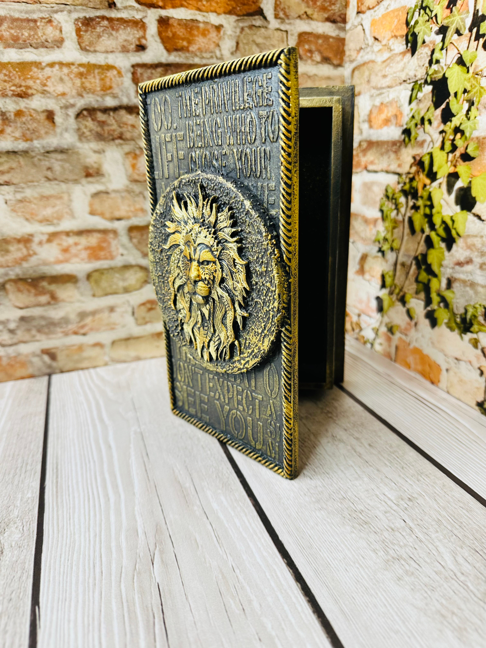 Шкатулка-книга "Лев"