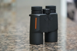 Бинокль Eyeskey 10x42 с дальномером, вертикальный вид на столе