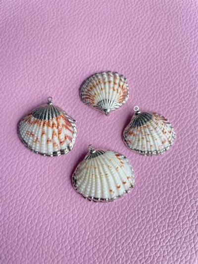 кр20 Кулон из ракушки белая с коричневыми вкраплениями 20мм, родий