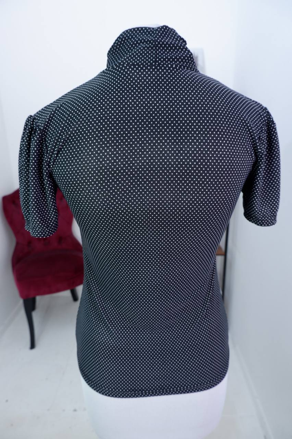 Блузка в мелкий горошек для романтичного акцента в образе, визуально на 44 размер