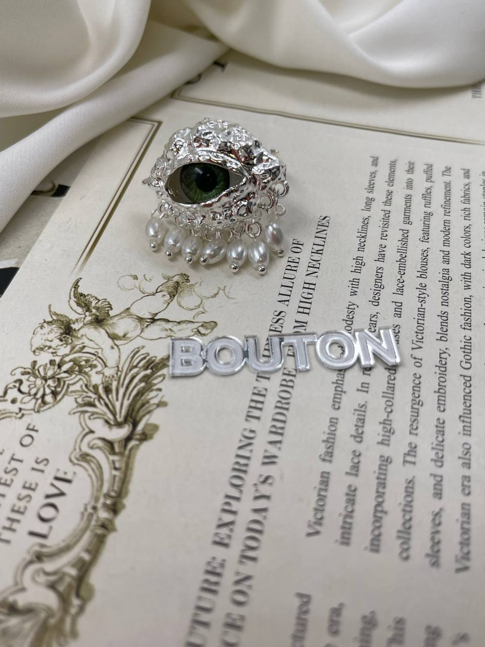 Кольцо Скиапар. серебристое в форме глаза с искусственным жемчугом