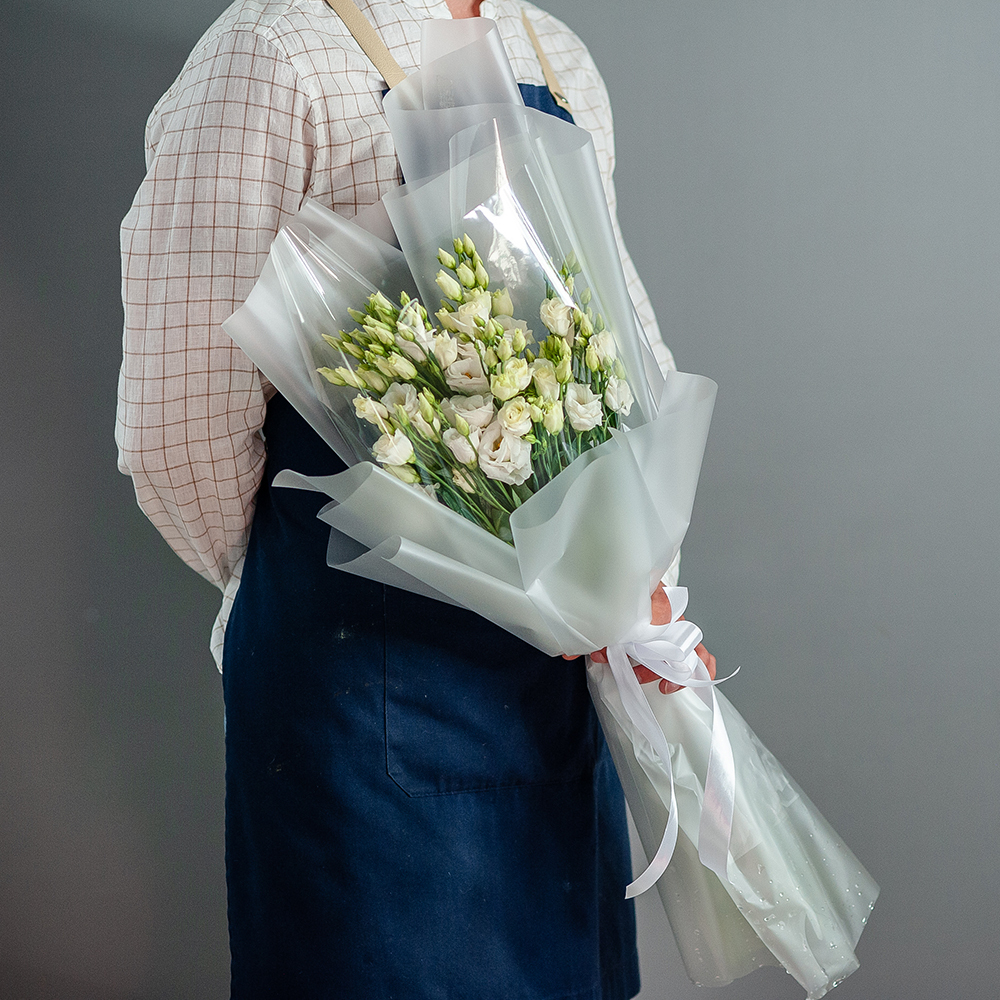 9 белой эустомы в оформлении