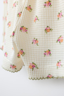 ZARA ШОРТЫ ВАФЕЛЬНЫЕ С ЦВЕТОЧНЫМ ПРИНТОМ, ЭКРЮ