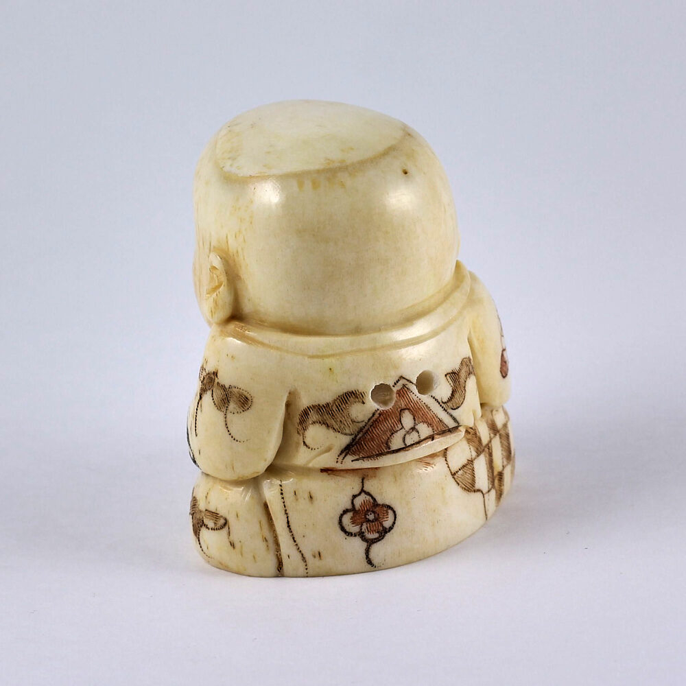 Нэцкэ Ребенок с корзиной рыбы