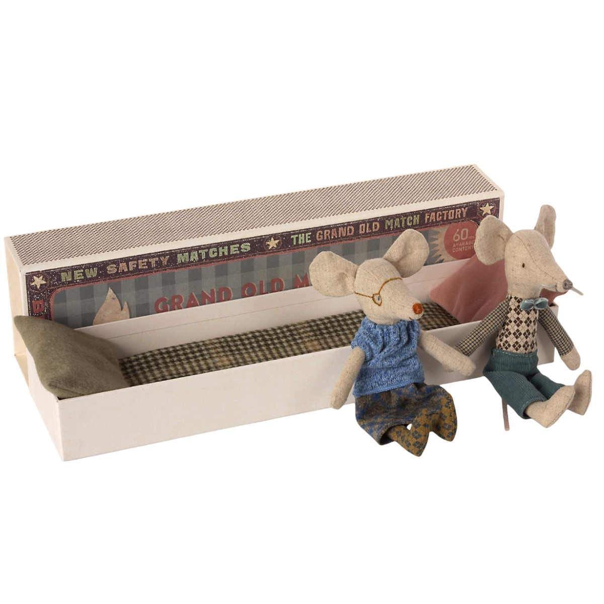 Мыши дедушка и бабушка в коробке, '21