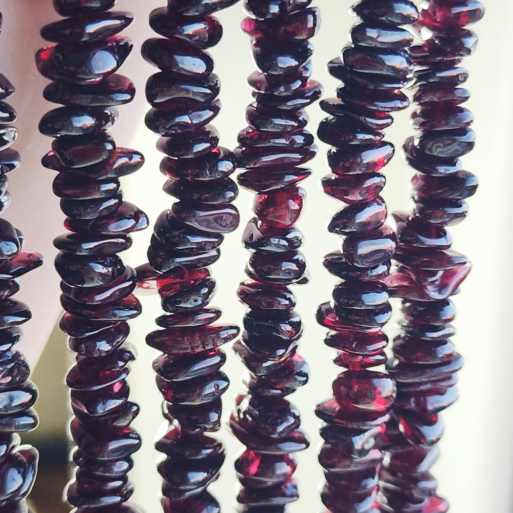 Гранат Пироп, природный, крошка, р-р 7-10 мм, насыщенный цвет, цена за нить 19 см