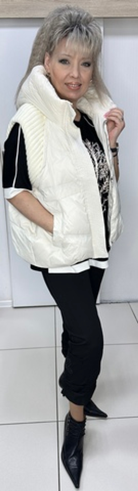 Белый, комбинированный стеганный жилет