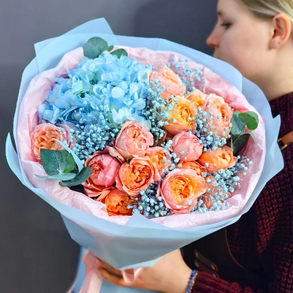 Авторский букет с голубой гортензией и кустовой розой «Джульетта»