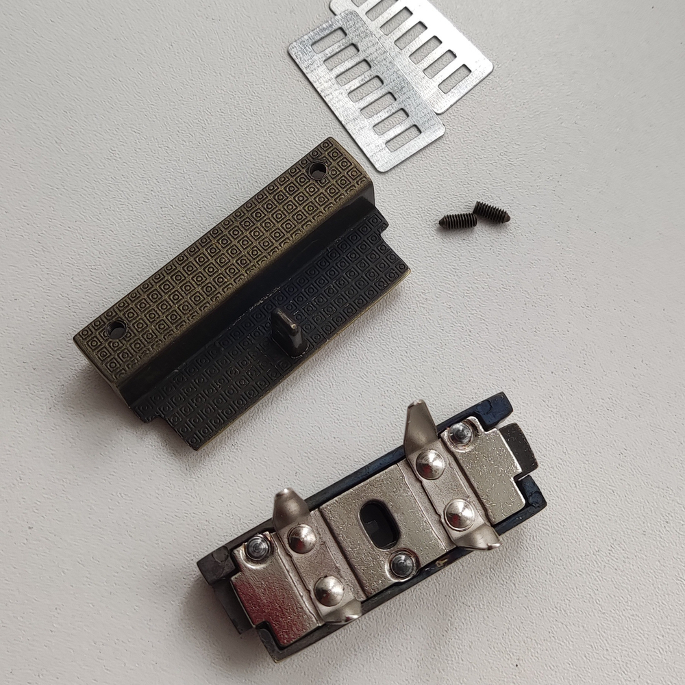 Замок-задвижка портфельный на винтах 32*56 Антик