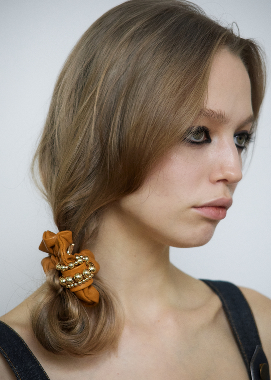 Кожаная резинка оранжевого цвета