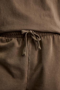 ZARA БАЗОВЫЕ ШОРТЫ-ДЖОГГЕРЫ С ЭФФЕКТОМ ПОТЕРТОСТИ, КОРИЧНЕВЫЙ