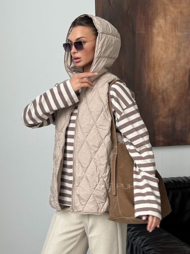 Бежевый утепленный жилет с капюшоном