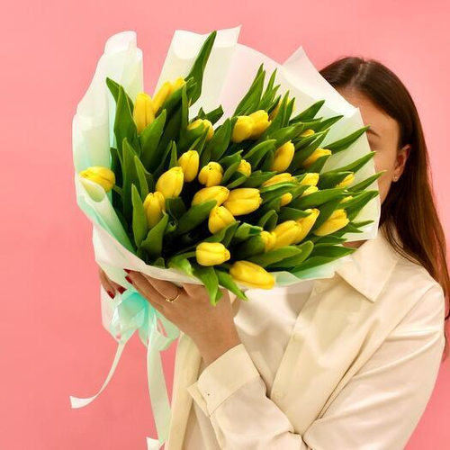 Монобукет из 35 желтых тюльпанов. Монобукет 005 Chalet Green