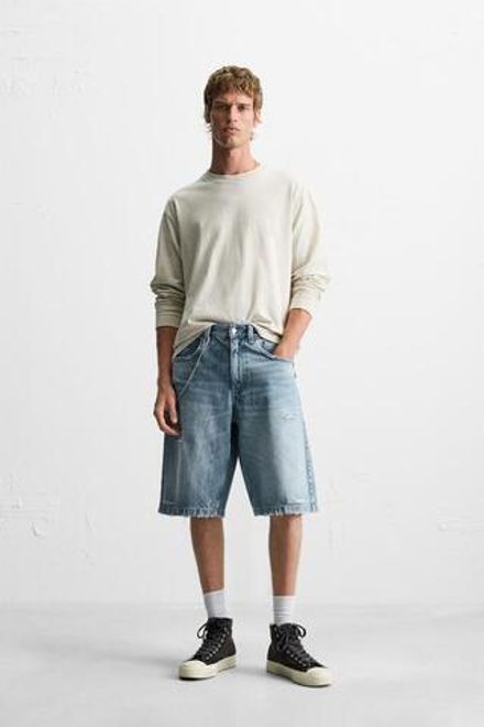 ZARA ДЖИНСОВЫЕ БЕРМУДЫ СВОБОДНОГО КРОЯ С ДЫРАМИ, ВЫЦВЕТШИЙ СИНИЙ