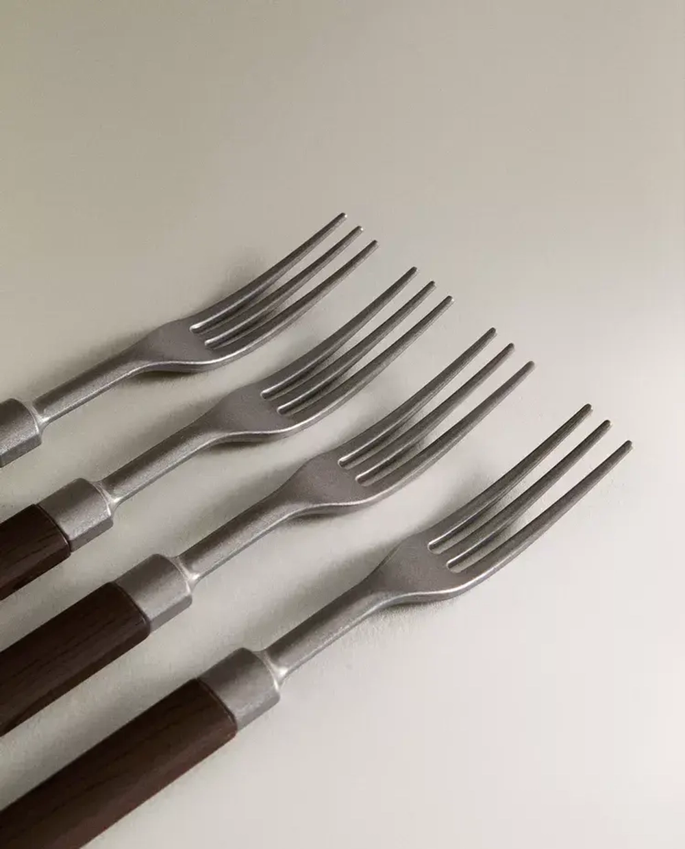 ZARA HOME НАБОР ИЗ 4 ВИЛОК С ПЛАСТИКОВЫМИ РУЧКАМИ, КОРИЧНЕВЫЙ