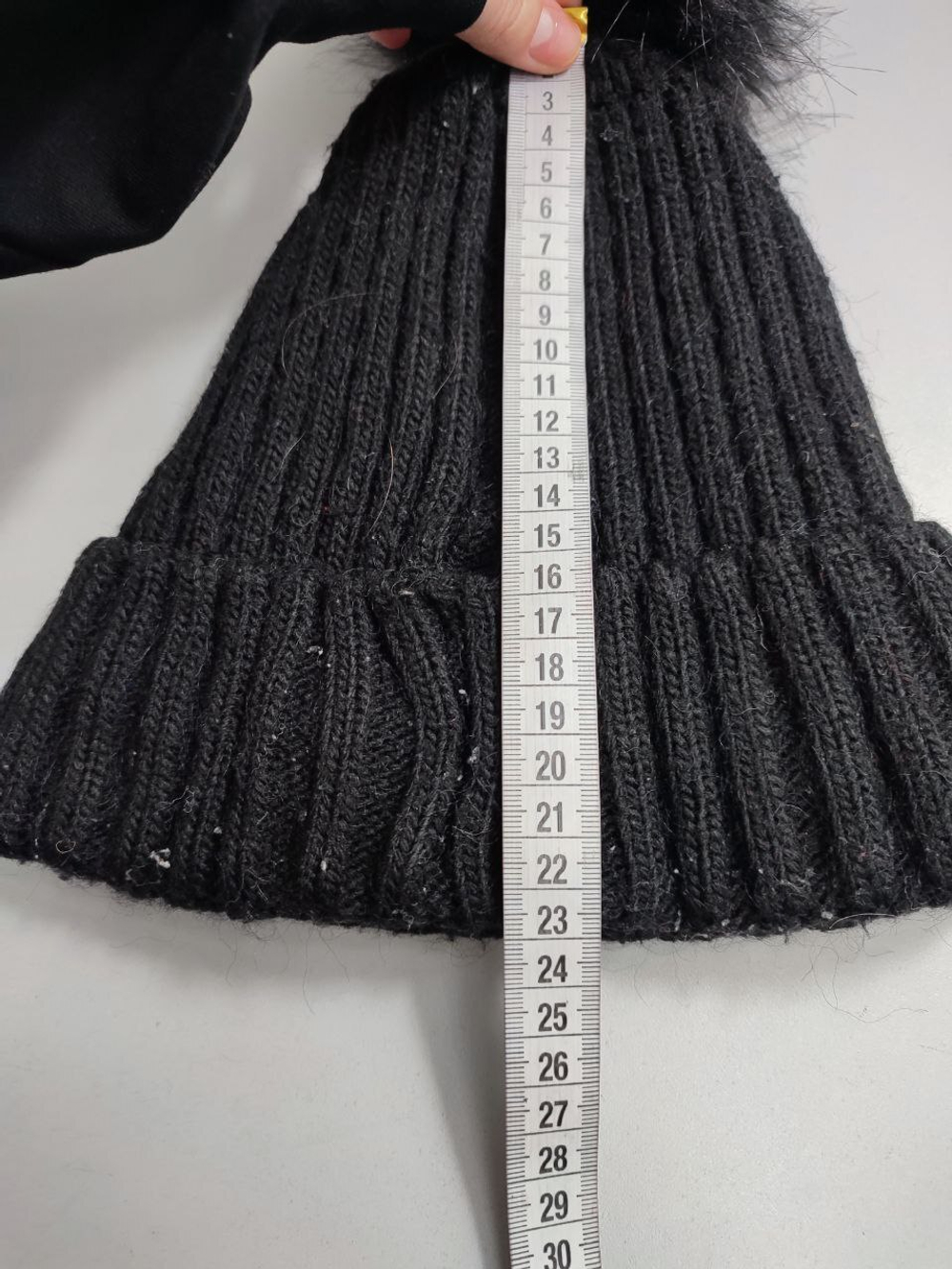 Шапка черная с помпоном