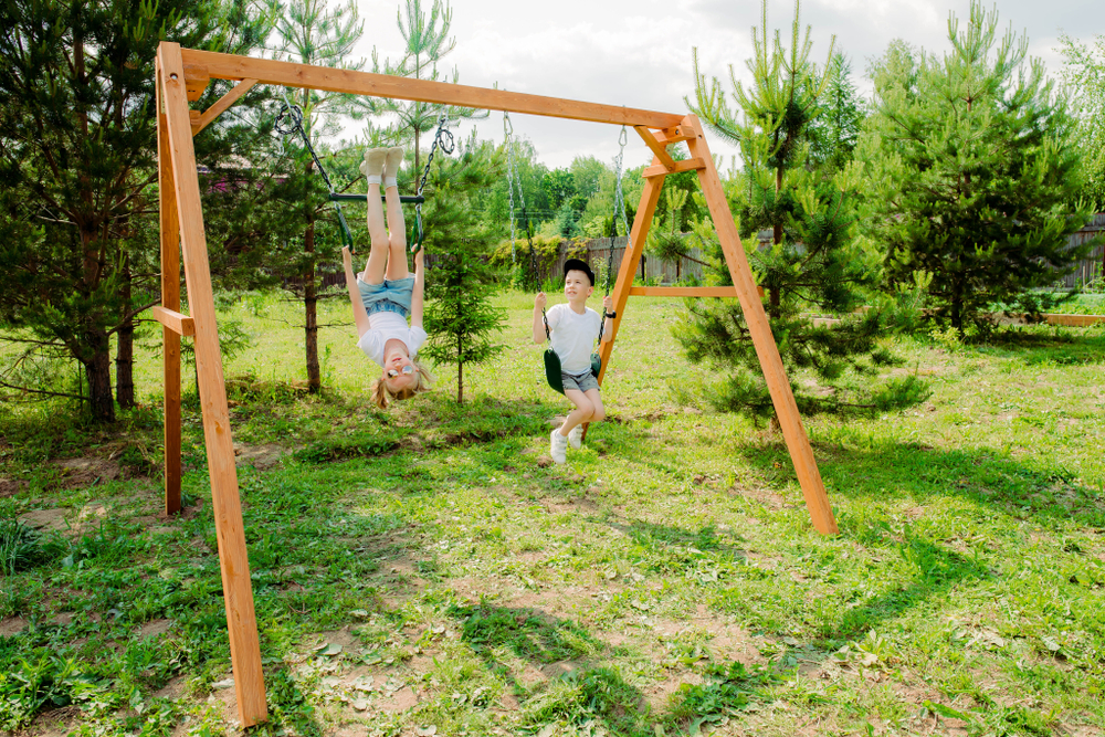 Деревянные качели с трапецией и гибкими качелями