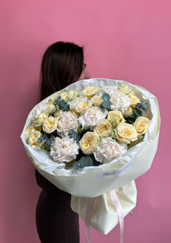 Букет кустовые розы и диантусы #47