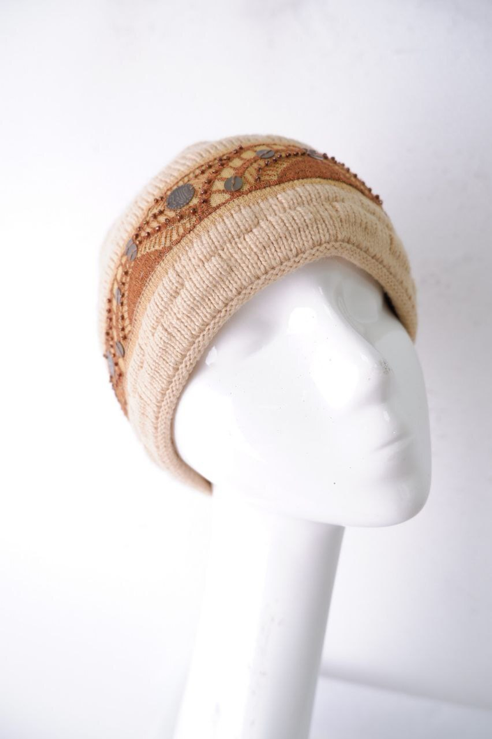 Шапка светлого оттенка