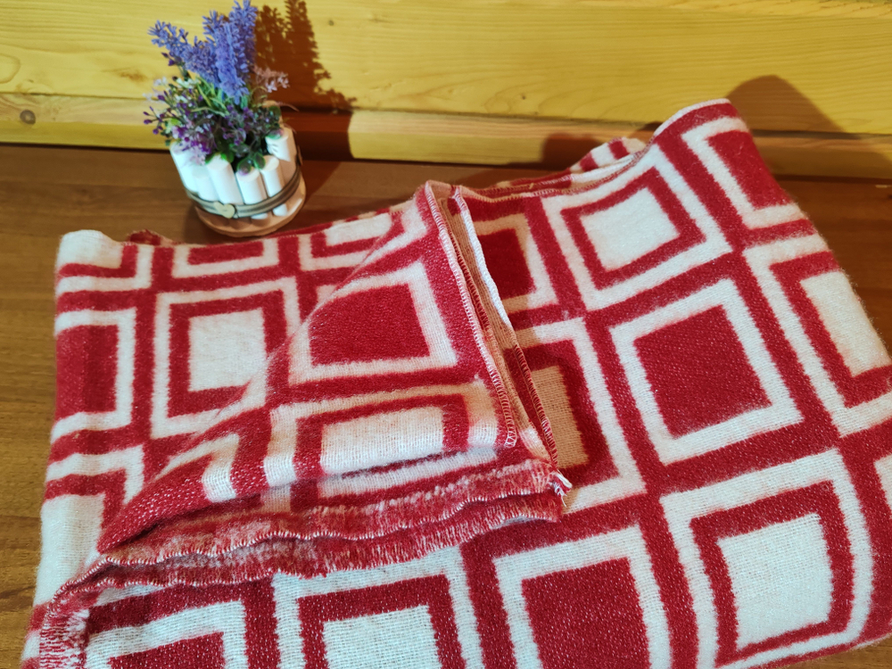 Одеяло евро,белый / Красные квадраты / 1600 / Полуторный / Одеяло полушерстяное