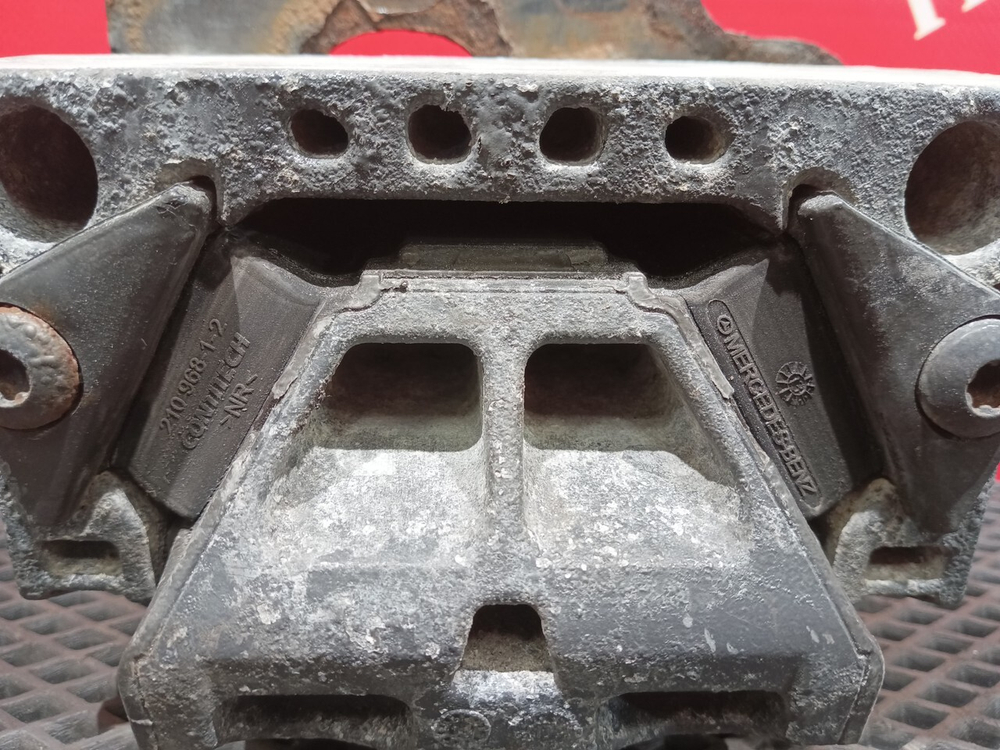 Подушка двигателя передняя