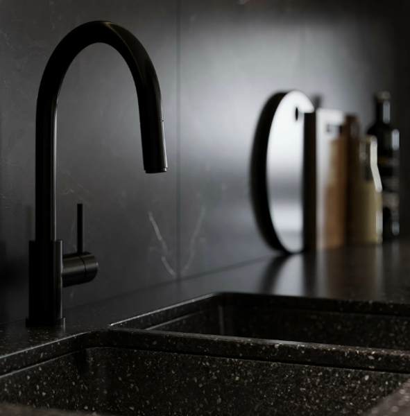 Черная сантехника: стильно или мучительно? Как сохранить матовый блеск